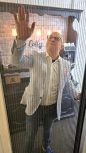 Cleavon van Worldwide Home Solutions achter horren in de showroom