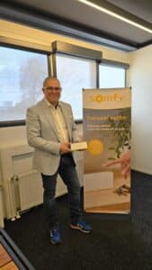 Cleavon met een somfy product die zijn bedrijf Worldwide Home Solutions te bieden heeft